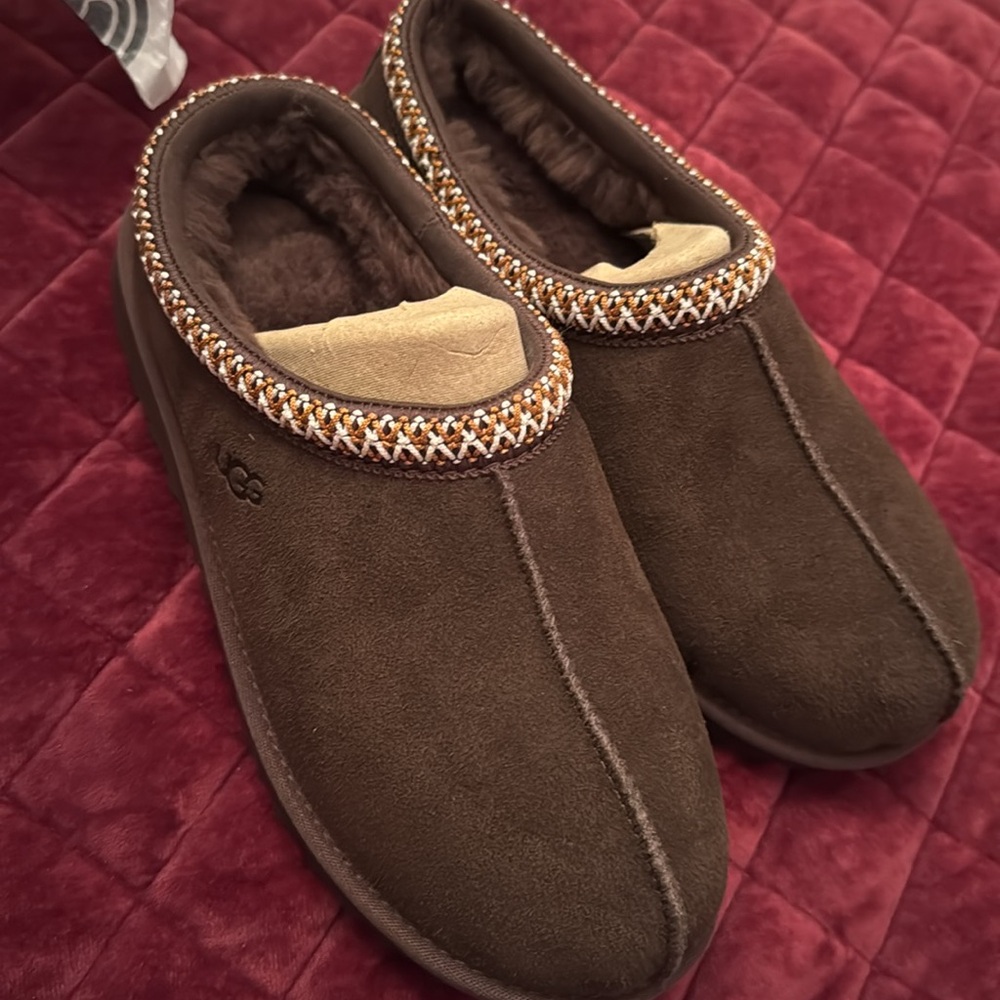 🔹 Ugg Tasman II Slippers Dark Brown Youth
 Size 6 Women’s Size 7 New in Box - Picture 2 of 6